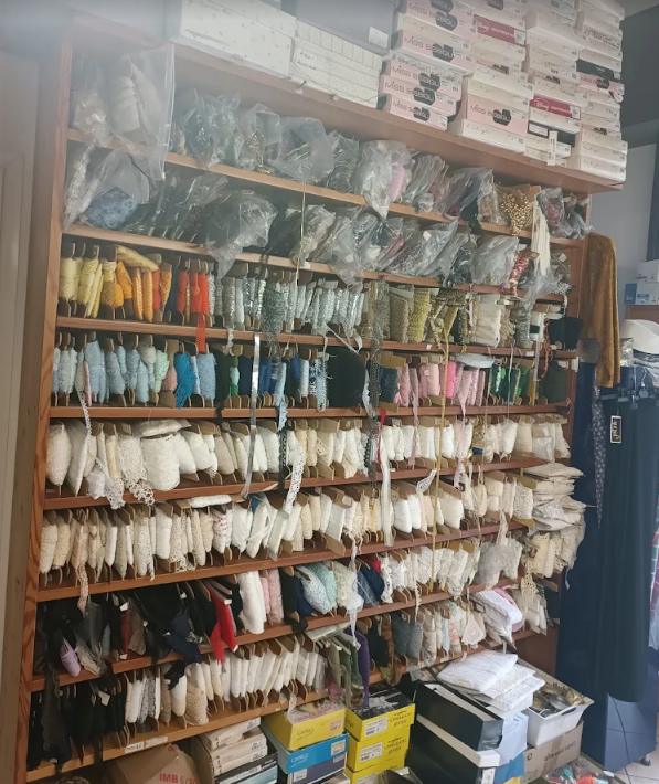 Scaffale con cartoncini di pizzi e merletti bianchi e colorati